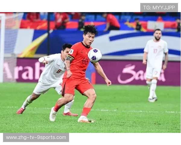 足球战术趋势：高压逼抢成主流防守策略，破解足球高压战术